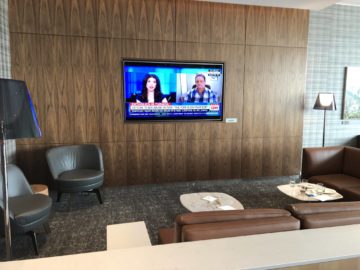 air canada maple leaf lounge vancouver fernseher
