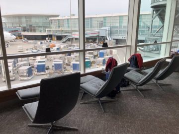air canada maple leaf lounge vancouver liegesessel