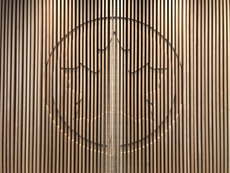 air canada maple leaf lounge vancouver logo eingang