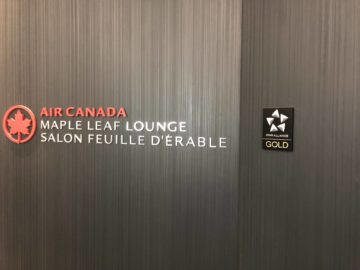 air canada maple leaf lounge vancouver logo eingangsbereich
