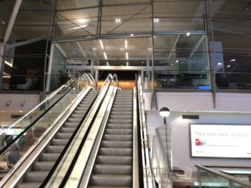 air new zealand brisbane international lounge rolltreppe nach oben