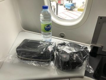 air canada business class boeing 787 9 amenity kit kopfhoerer