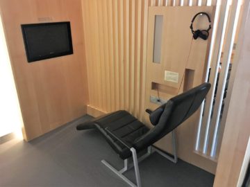 aircanada maple leaf gold lounge frankfurt chillout area