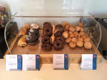 aircanada maple leaf gold lounge frankfurt muffin donuts