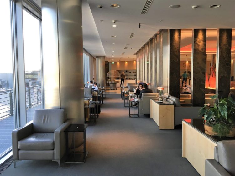aircanada maple leaf gold lounge frankfurt sitzmoeglichkeiten fensterfront