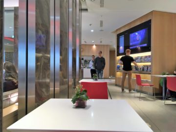 aircanada maple leaf gold lounge frankfurt sitztische