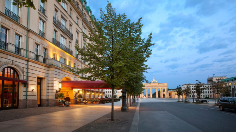 Gehört zu den American Express Fine Hotels & Resorts: Das Hotel Adlon Kempinski Berlin