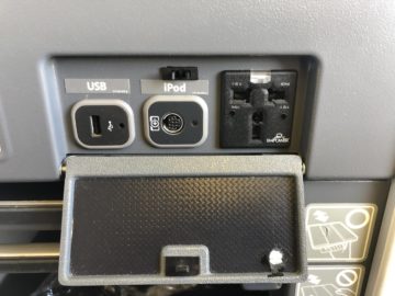ana business class boeing 777 300 anschluesse monitor unten