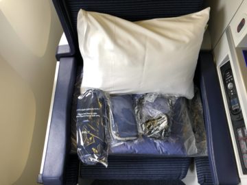 ana business class boeing 777 300 kissen amenities