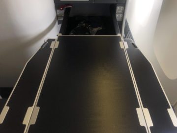 ana business class boeing 777 300 tisch ausgeklappt ausgefahren