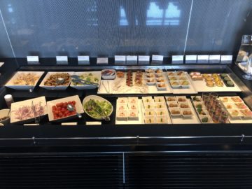 ana suite lounge tokyo haneda gate 110 aufgefueltes haeppchen buffet
