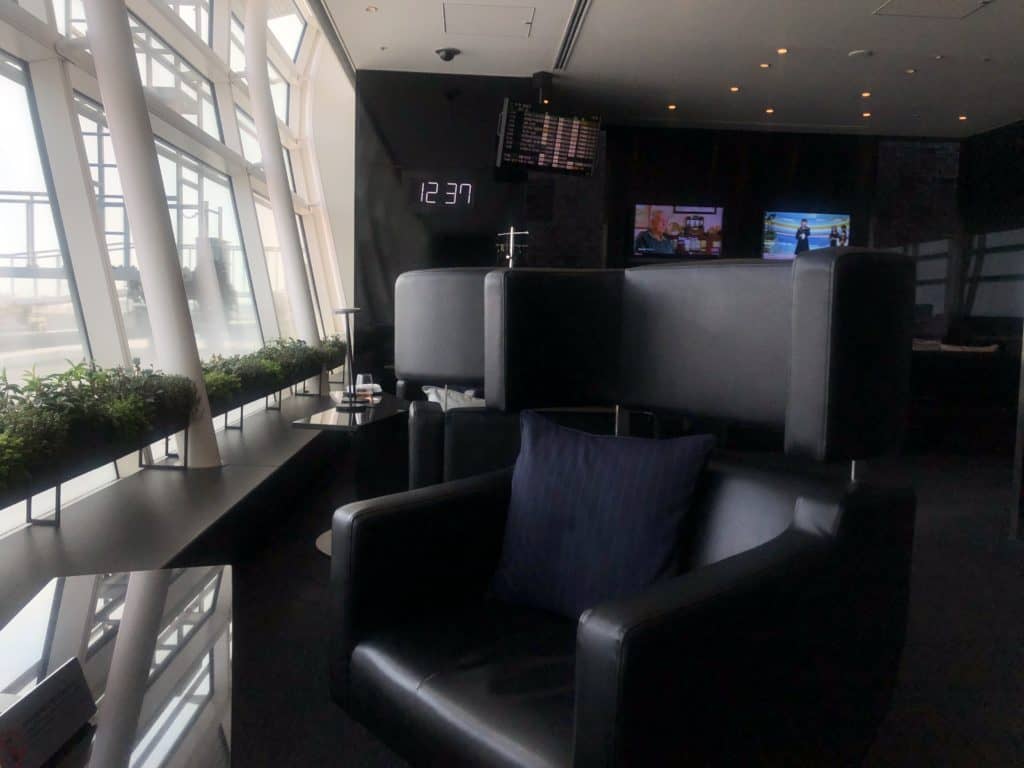 ana suite lounge tokyo haneda gate 110 sessel fensterfront
