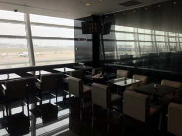 ana suite lounge tokyo haneda gate 110 sitztische buffet bereich