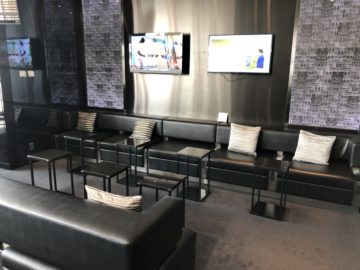 ana suite lounge tokyo haneda gate 110 sofa blick auf tv