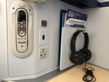 ana business class b787 9 haken kopfhoerer