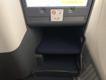 ana business class b787 9 stauraum und fussablage