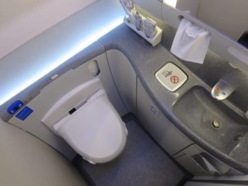 ana business class boeing 787 japanische toilette 1