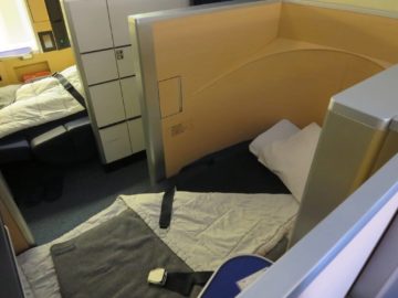 ana first class boeing 777 300er bett 1