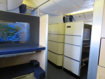 ana first class boeing 777 300er sitz blick 1