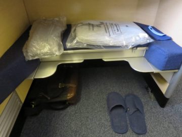 ana first class boeing 777 300er sitz fussraum 1