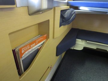 ana first class boeing 777 300er stauraum 1