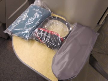 asiana business class smartium boeing 777 amenity kit 0
