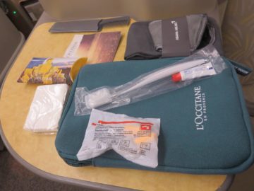 asiana business class smartium boeing 777 amenity kit 2