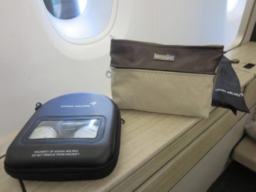 asiana first class a380 amenity kit 1