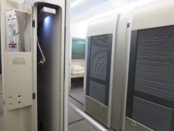 asiana first class a380 sitz staufach 3