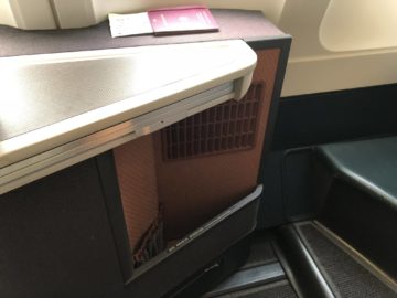 cathay pacific business class a330 ablagefach links