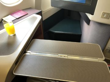 cathay pacific business class a330 tisch
