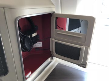 cathay pacific business class a350 1000 spiegel stauraum kopfhoerer
