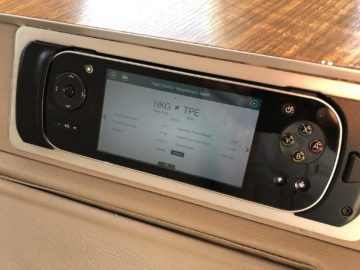 cathay pacific first class boeing 777 300 fernbedienung fluginformation