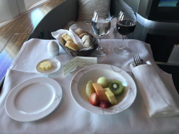 cathay pacific first class boeing 777 300 fruechte vorspeise
