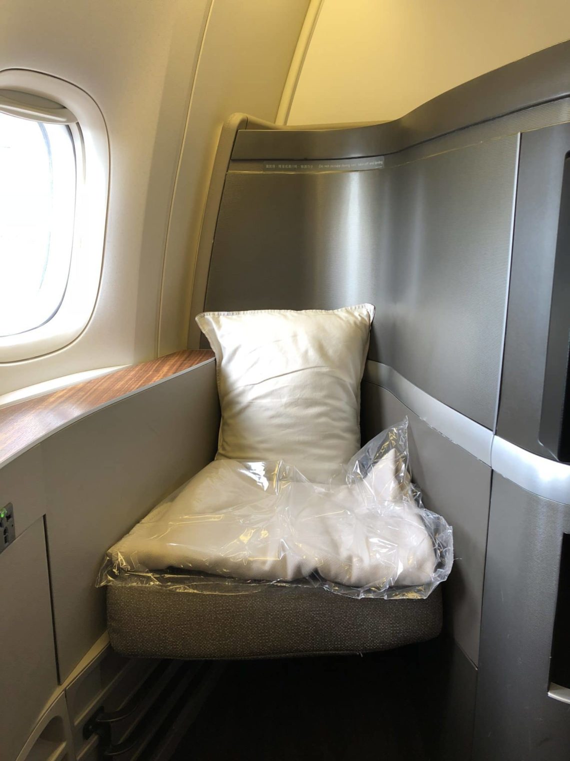 cathay pacific first class boeing 777 300 fussablage e1535201907848
