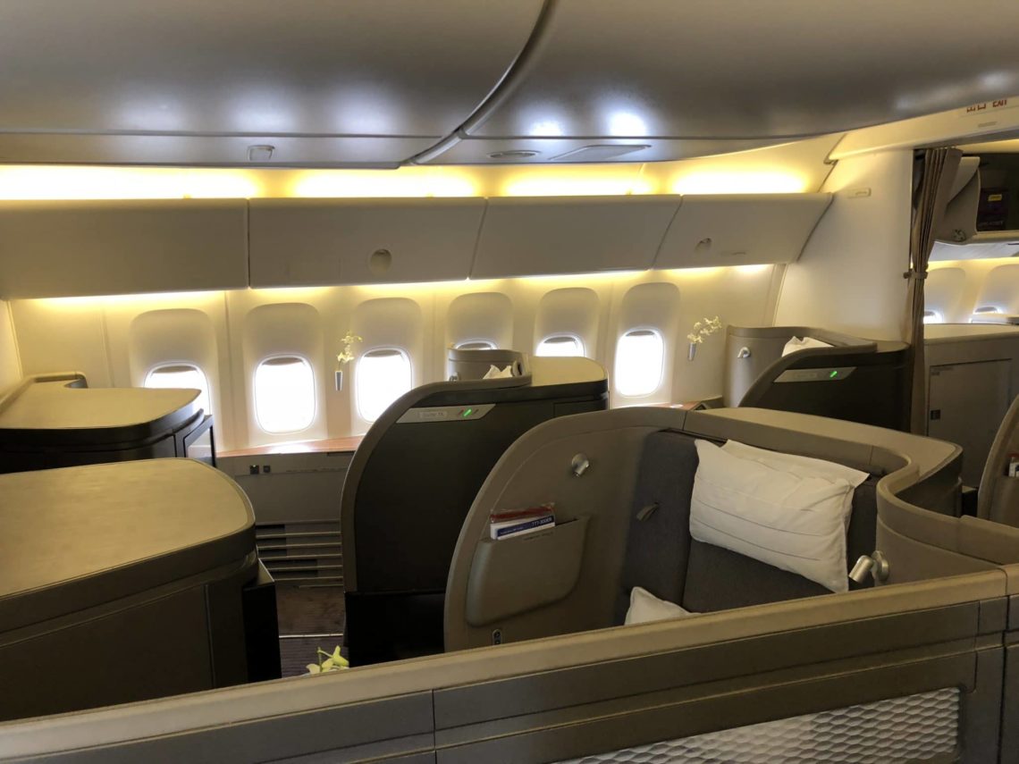 cathay pacific first class boeing 777 300 kabine