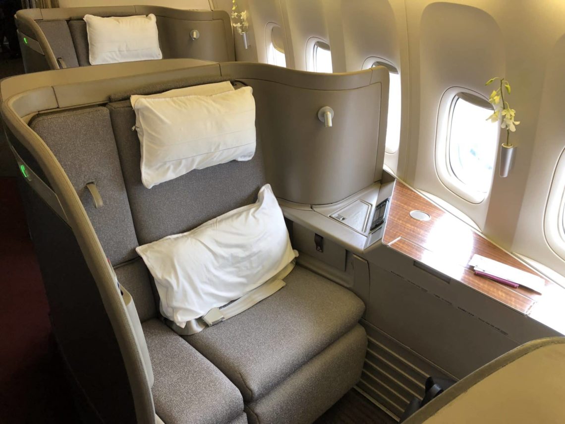 cathay pacific first class boeing 777 300 sitz1a
