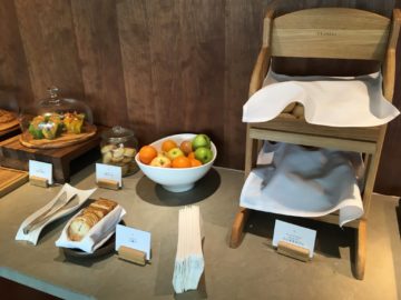 cathaypacific business class lounge londonheathrow obst brot