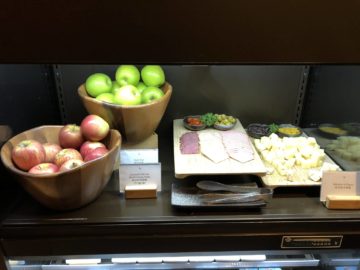 cathaypacific business class lounge taiwan taoyuan aufschnitt obst