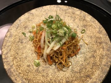 cathaypacific business class lounge taiwan taoyuan fried noodle