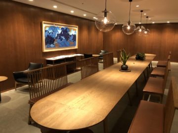 cathaypacific business class lounge taiwan taoyuan grosser esstisch