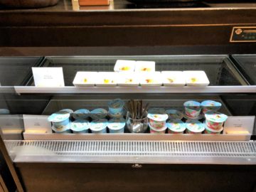 cathaypacific business class lounge taiwan taoyuan joghurt
