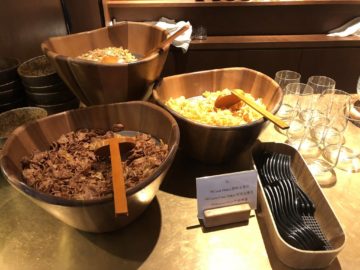 cathaypacific business class lounge taiwan taoyuan muesli