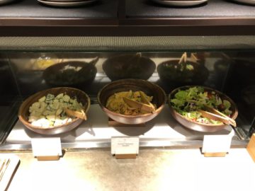 cathaypacific business class lounge taiwan taoyuan salatbar