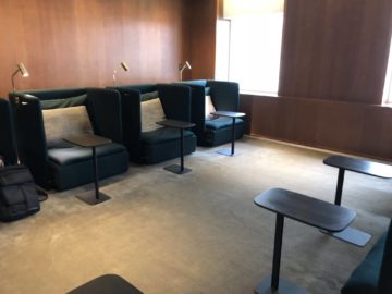 cathaypacific business class lounge taiwan taoyuan sessel