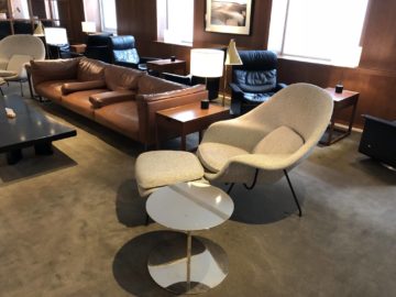 cathaypacific business class lounge taiwan taoyuan sessel2