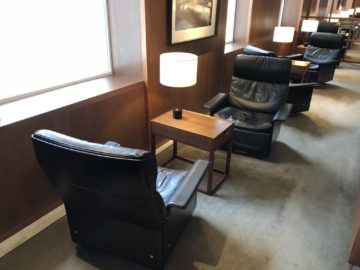 cathaypacific business class lounge taiwan taoyuan sitzgelegenheit2