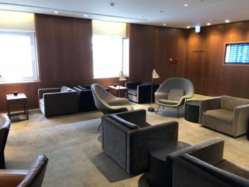 cathaypacific business class lounge taiwan taoyuan sitzgelegenheiten3