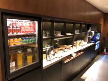cathaypacific business class lounge taiwan taoyuan snackbar