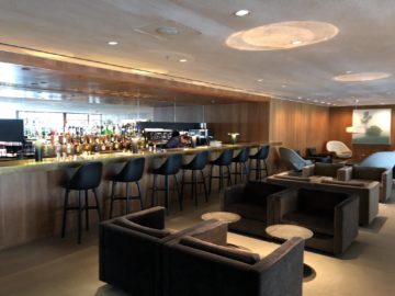 cathaypacific business class lounge the pier hongkong bar